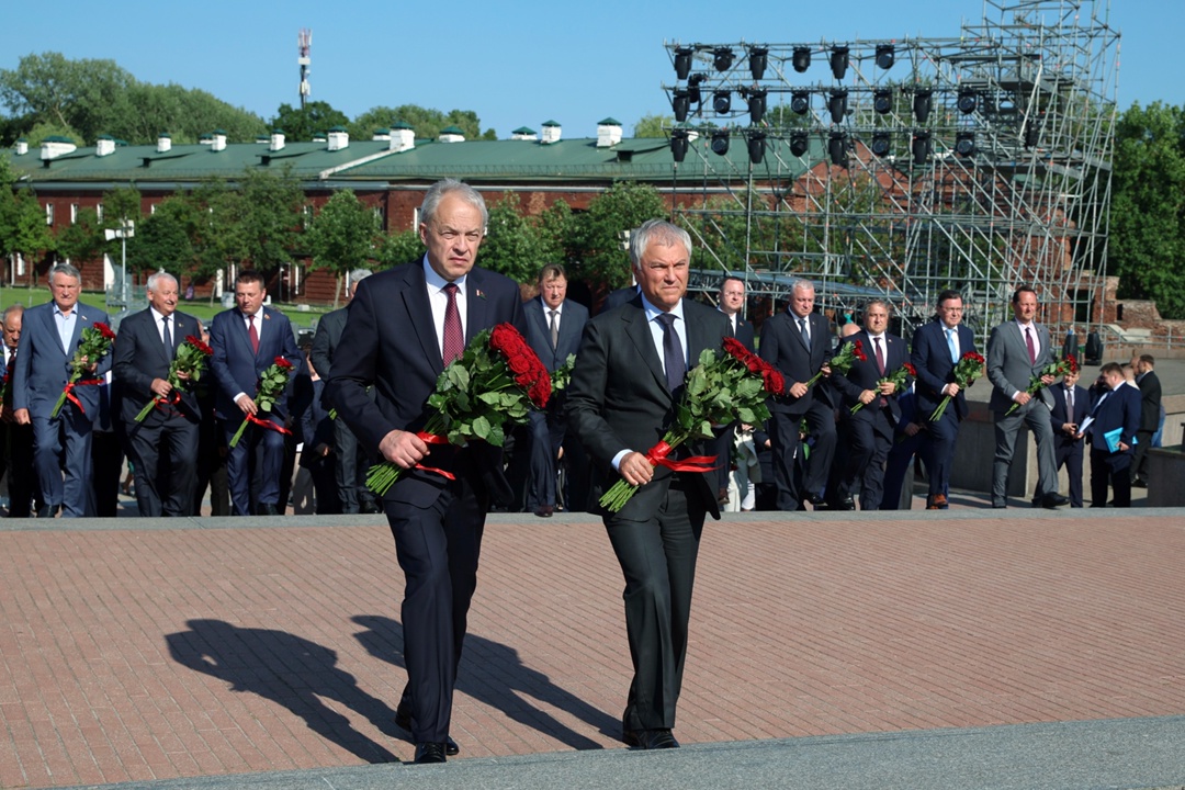 Председатель Парламентского Собрания Союза Беларуси и России, Председатель ГД Вячеслав Володин совместно с Председателем Палаты представителей Национального…