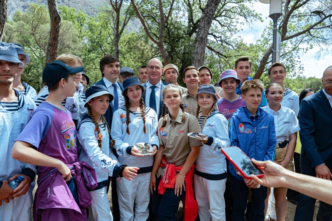 Дмитрий Чернышенко: Участники юбилейной смены должны унести в своих сердцах любовь к нашей стране и к «Артеку»