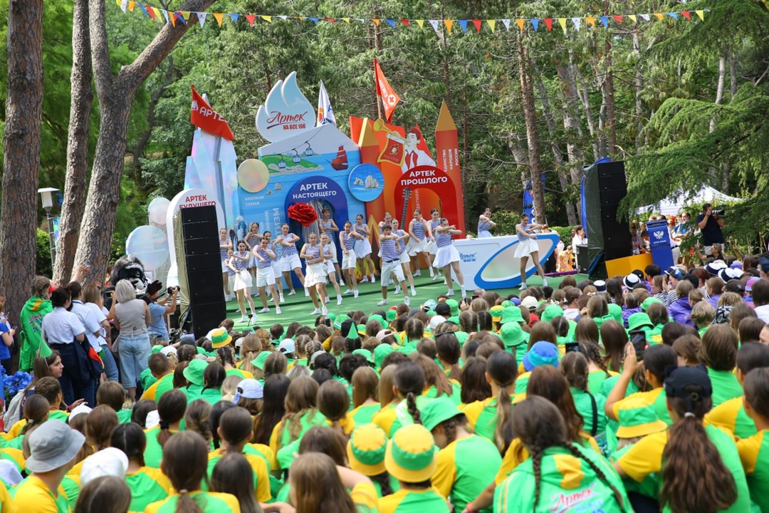 Дмитрий Чернышенко: Участники юбилейной смены должны унести в своих сердцах любовь к нашей стране и к «Артеку»