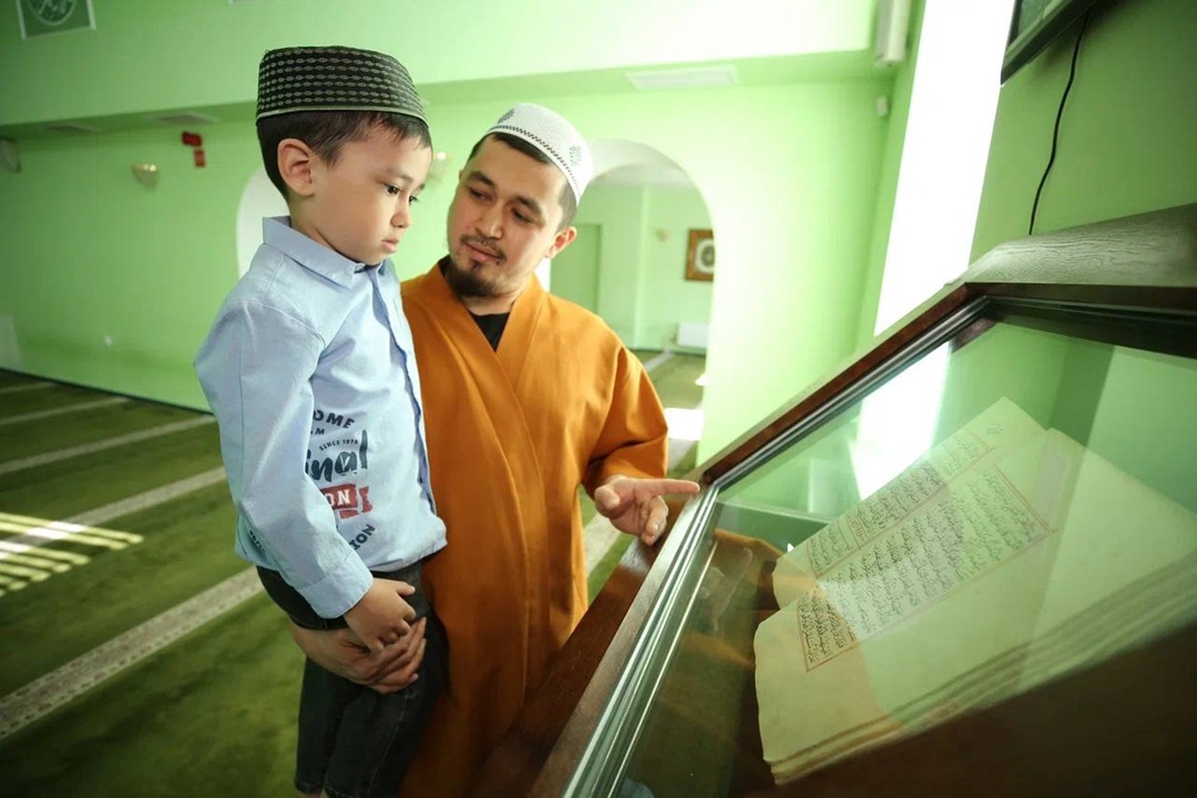 Историческая сокровищница В мечетях базовых городов ЛУКОЙЛа, построенных при поддержке нефтяников, хранятся древние духовные реликвии, преподнесённые в дар от…