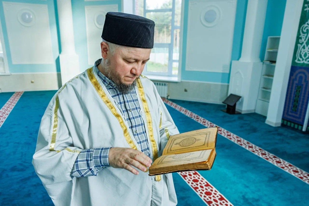 Историческая сокровищница В мечетях базовых городов ЛУКОЙЛа, построенных при поддержке нефтяников, хранятся древние духовные реликвии, преподнесённые в дар от…