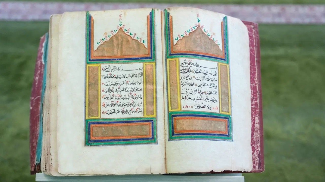 Историческая сокровищница В мечетях базовых городов ЛУКОЙЛа, построенных при поддержке нефтяников, хранятся древние духовные реликвии, преподнесённые в дар от…