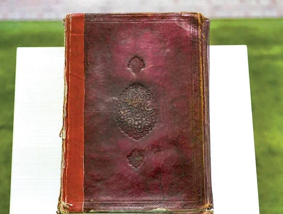 Историческая сокровищница В мечетях базовых городов ЛУКОЙЛа, построенных при поддержке нефтяников, хранятся древние духовные реликвии, преподнесённые в дар от…