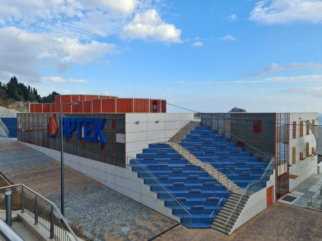 В международном детском центре «Артек» на территории лагеря «Солнечный» завершилось строительство двух спальных корпусов на 1000 мест