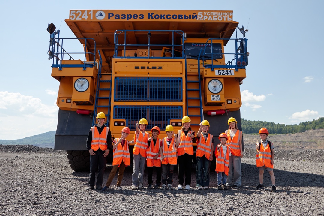 Навстречу гигантам! На разрезе «Коксовый» побывали дети наших сотрудников. 50 мальчишек и девчонок приехали сюда на экскурсию