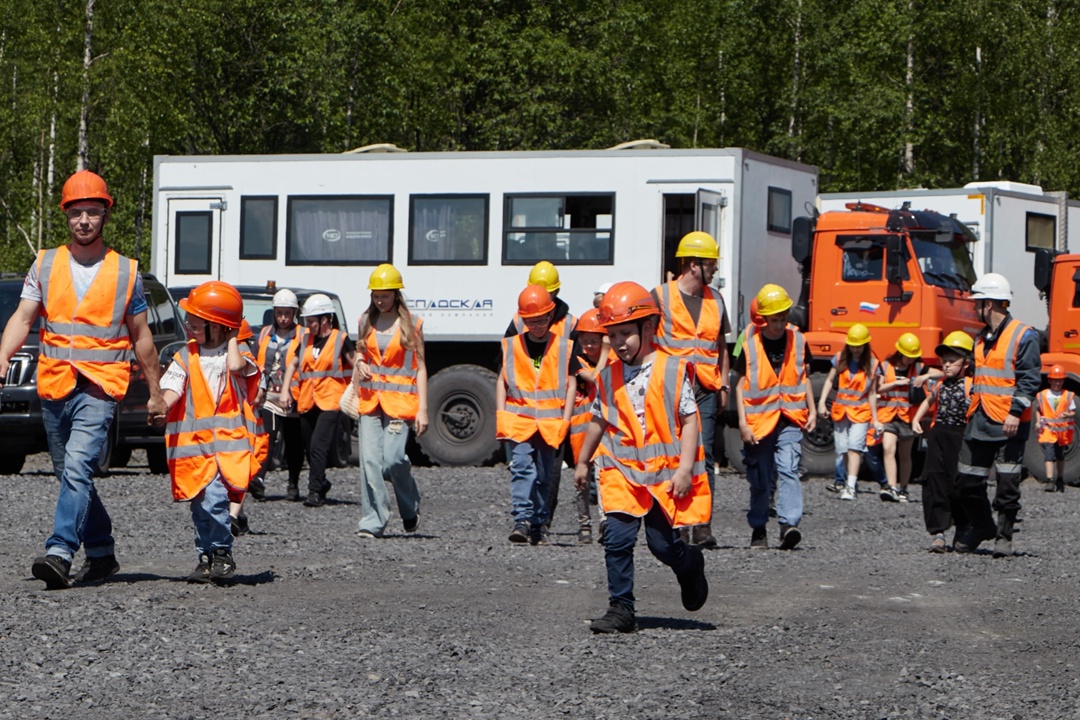 Навстречу гигантам! На разрезе «Коксовый» побывали дети наших сотрудников. 50 мальчишек и девчонок приехали сюда на экскурсию