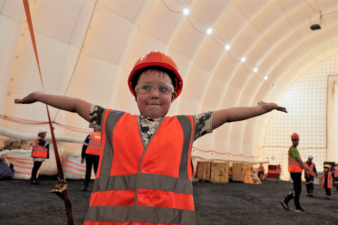 Навстречу гигантам! На разрезе «Коксовый» побывали дети наших сотрудников. 50 мальчишек и девчонок приехали сюда на экскурсию