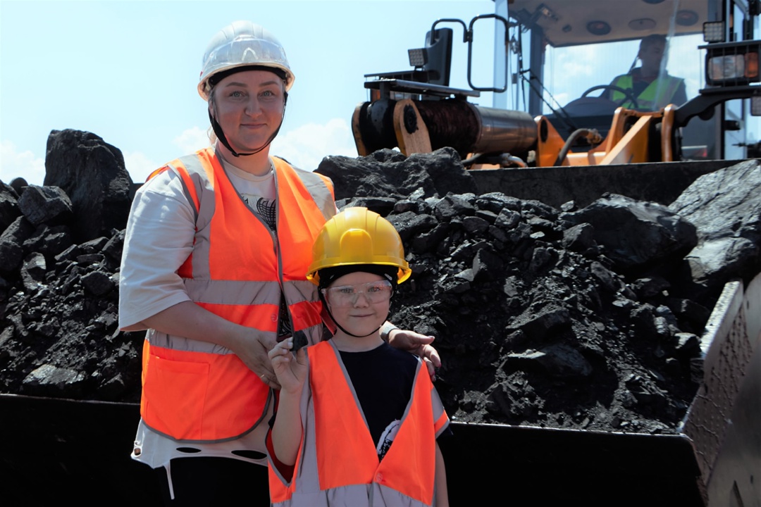 Навстречу гигантам! На разрезе «Коксовый» побывали дети наших сотрудников. 50 мальчишек и девчонок приехали сюда на экскурсию