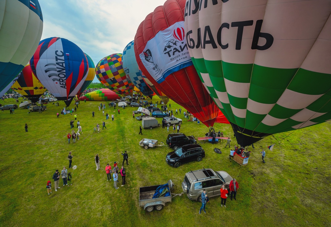 Раз в год в Великих Луках тысячи взглядов устремляются в небо — на воздушные шары