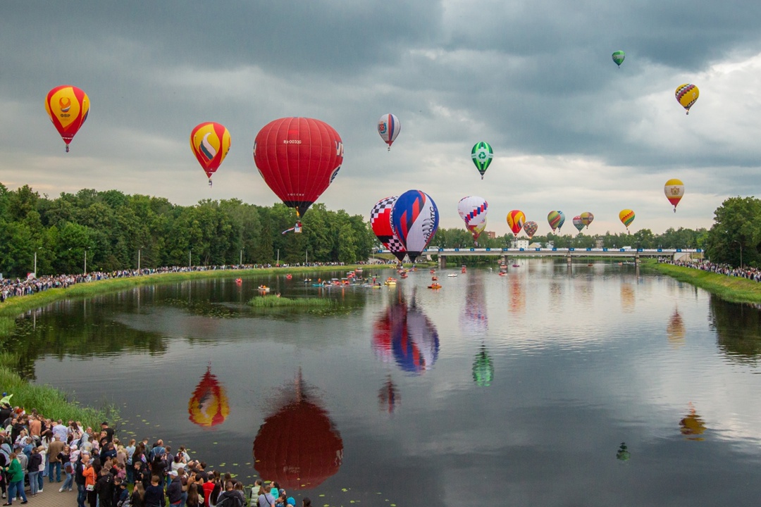 Раз в год в Великих Луках тысячи взглядов устремляются в небо — на воздушные шары