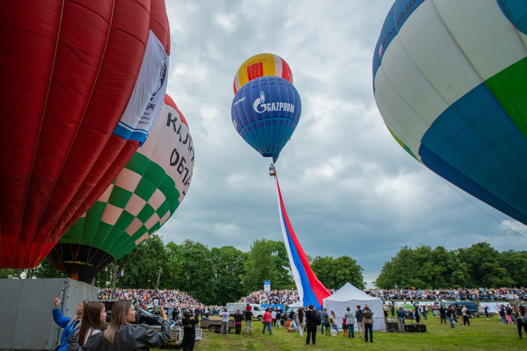 Раз в год в Великих Луках тысячи взглядов устремляются в небо — на воздушные шары