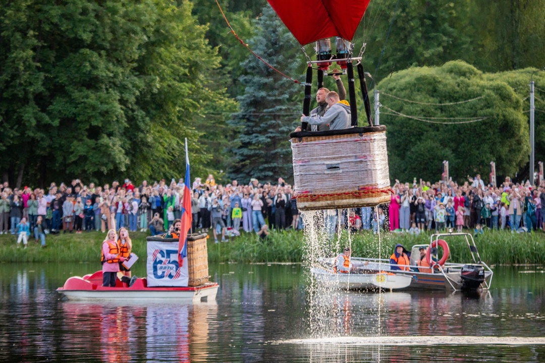 Раз в год в Великих Луках тысячи взглядов устремляются в небо — на воздушные шары
