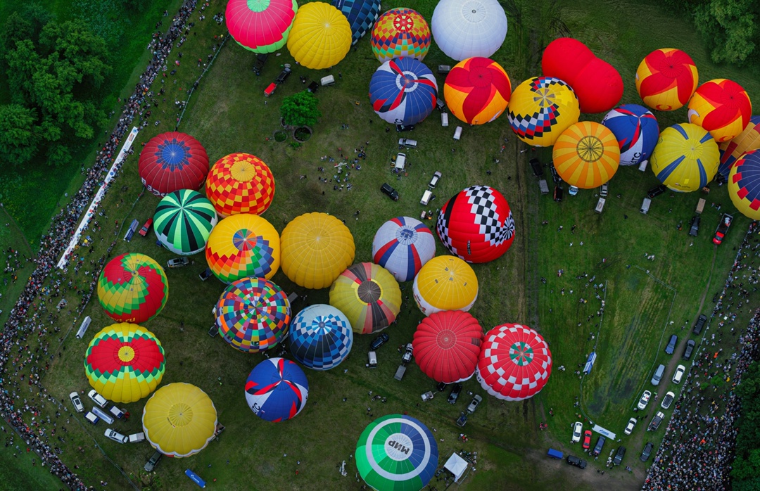 Раз в год в Великих Луках тысячи взглядов устремляются в небо — на воздушные шары
