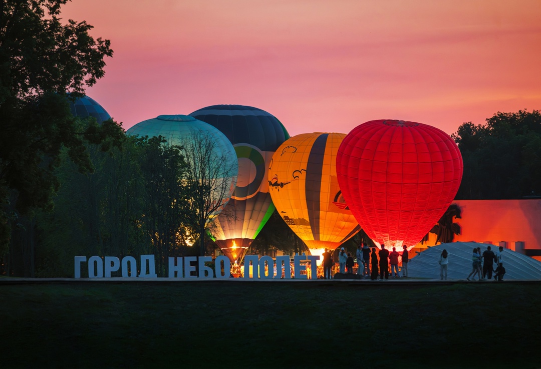 Раз в год в Великих Луках тысячи взглядов устремляются в небо — на воздушные шары