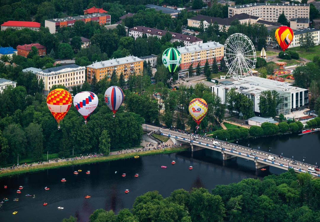 Раз в год в Великих Луках тысячи взглядов устремляются в небо — на воздушные шары