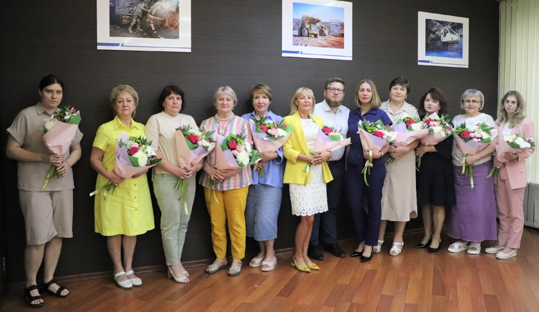 Поздравили сотрудников наших здравпунктов!