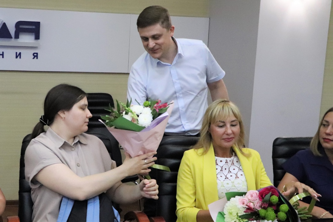 Поздравили сотрудников наших здравпунктов!