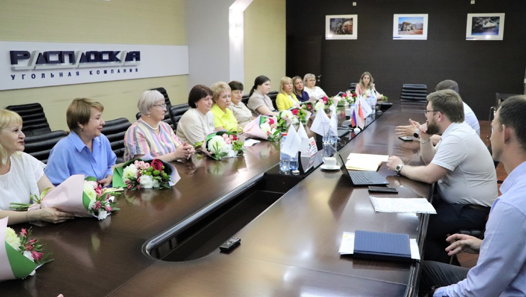 Поздравили сотрудников наших здравпунктов!