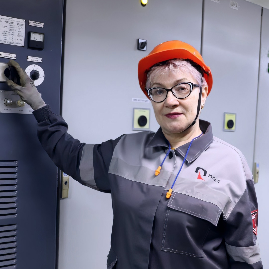 «Обожаю свою работу! Здесь я на своем месте. За время отпуска успеваю соскучиться по своим агрегатам так, что выхожу в машинный зал и здороваюсь с ними