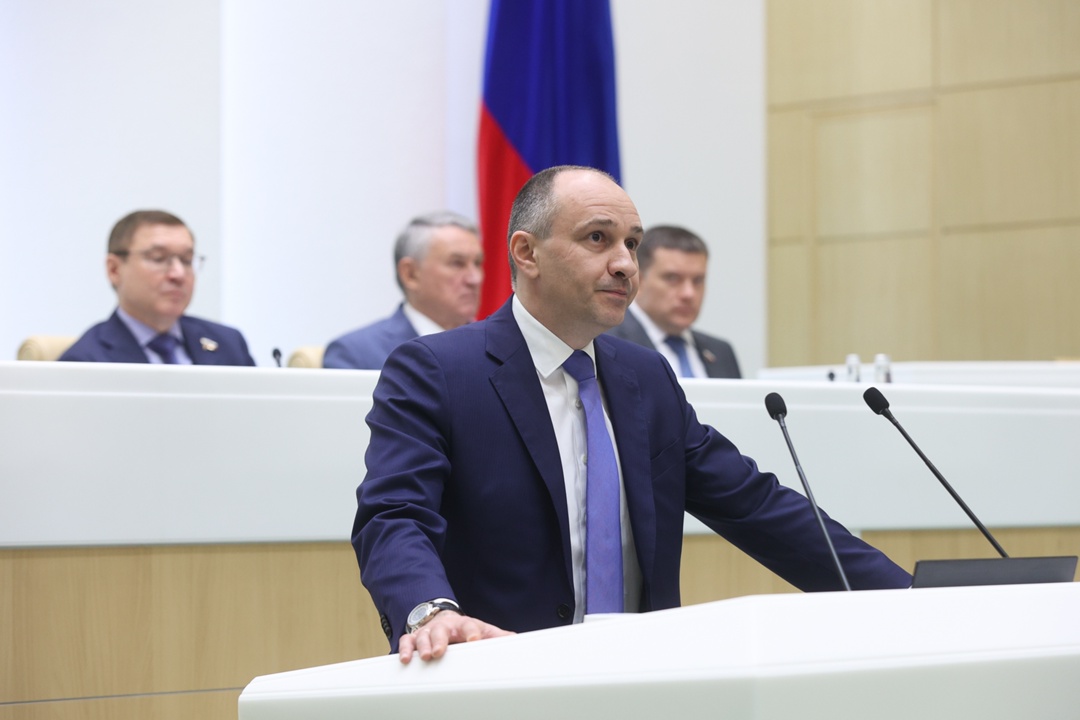 Сегодня на пленарном заседании Совета Федерации Борис Ковальчук представил заключение Счетной палаты на проект поправок в бюджет 2025 года.