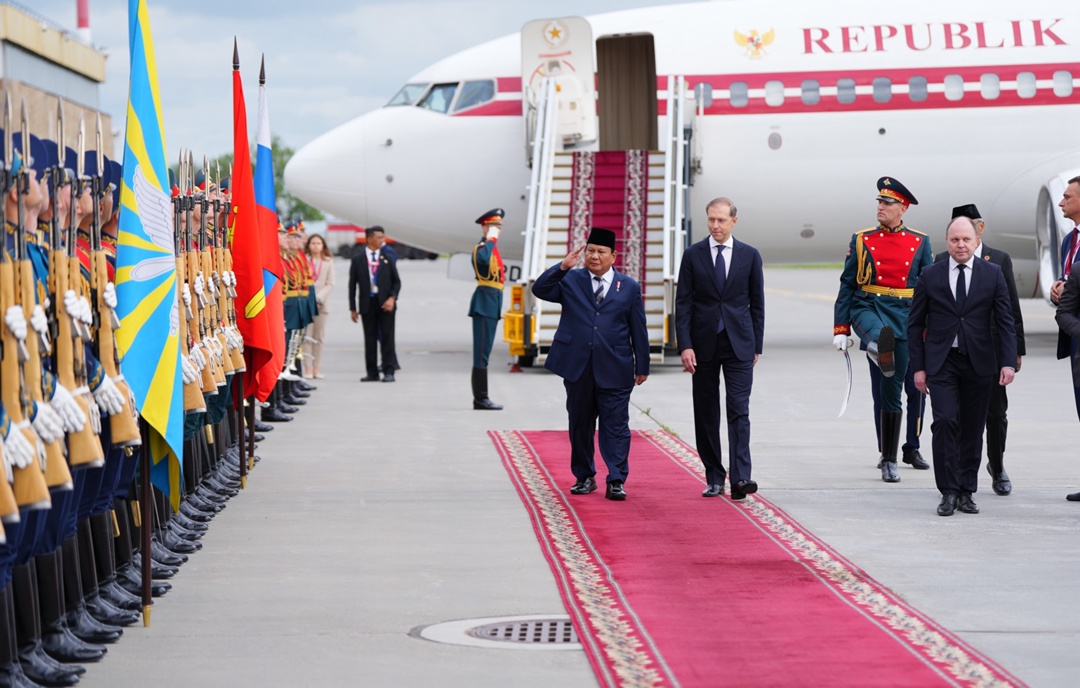 Денис Мантуров встретил президента Индонезии Прабово Субианто в аэропорту Санкт-Петербурга