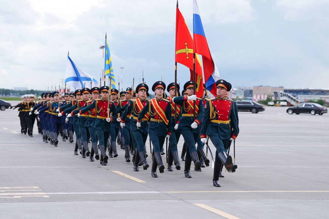 Денис Мантуров встретил президента Индонезии Прабово Субианто в аэропорту Санкт-Петербурга