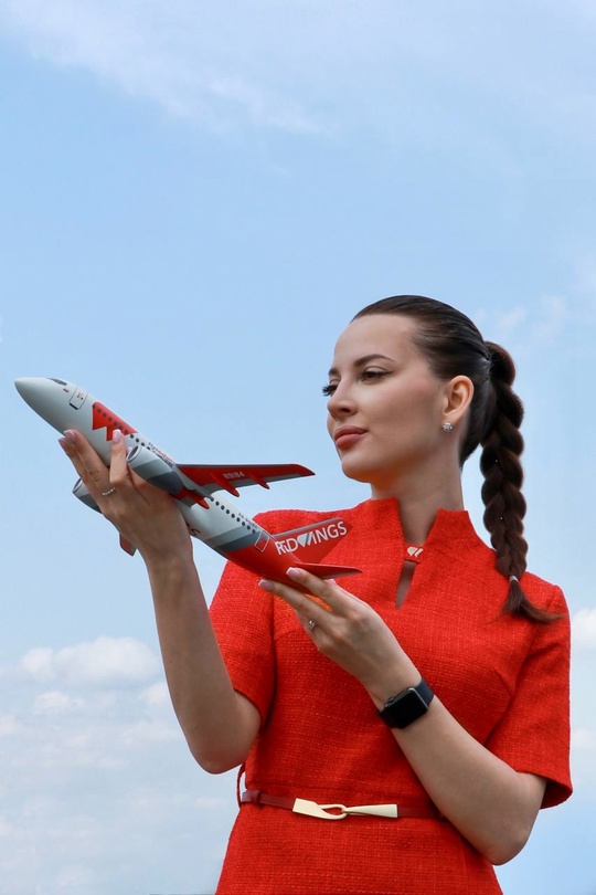 Форменная красота! У авиакомпании Ростеха Red Wings обновление формы бортпроводников. Вдохновителем для дизайнеров стала эпоха 1950-х годов.