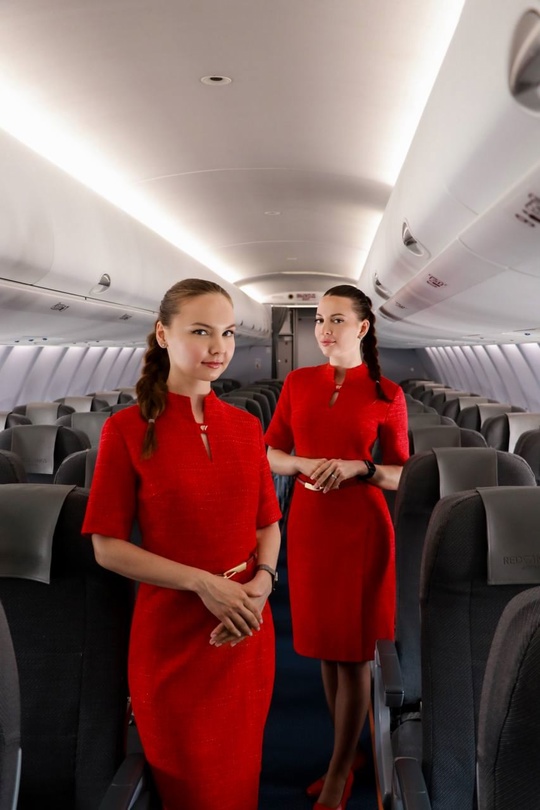 Форменная красота! У авиакомпании Ростеха Red Wings обновление формы бортпроводников. Вдохновителем для дизайнеров стала эпоха 1950-х годов.