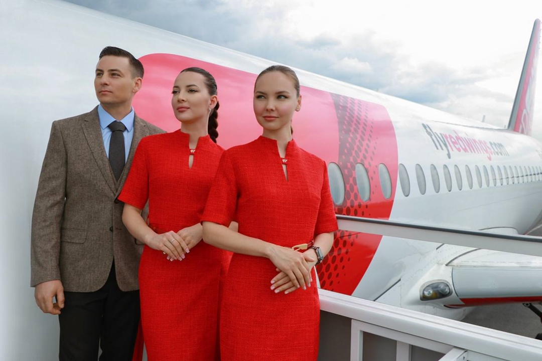 Форменная красота! У авиакомпании Ростеха Red Wings обновление формы бортпроводников. Вдохновителем для дизайнеров стала эпоха 1950-х годов.