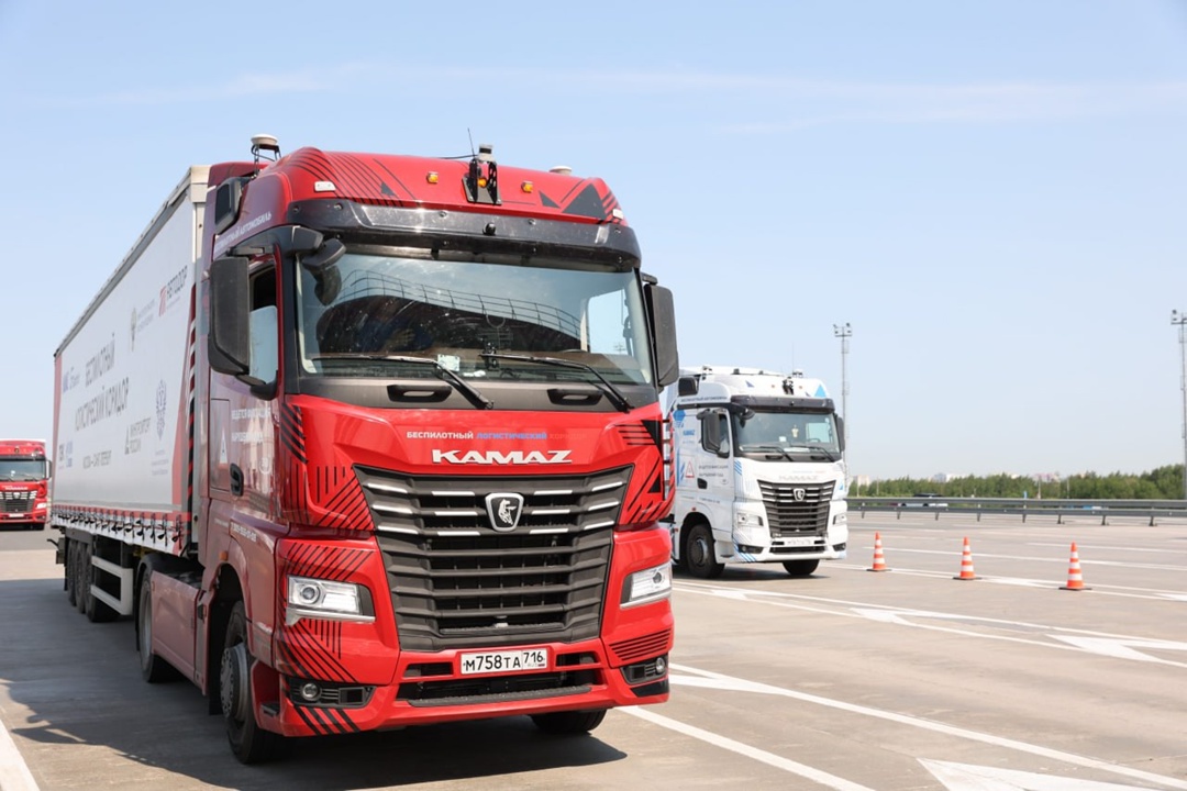На ПМЭФ-2025 — на беспилотном КАМАЗе