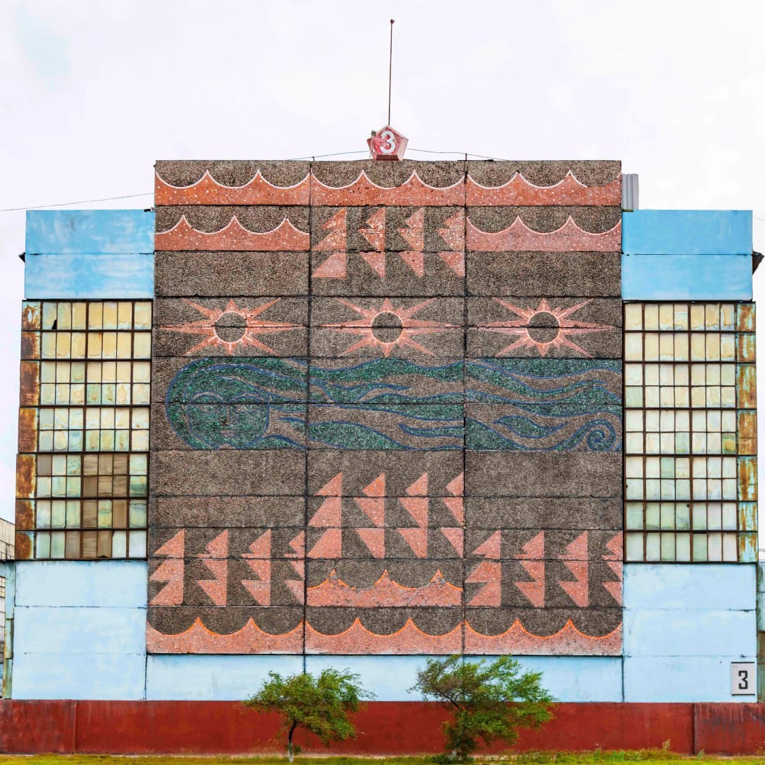 Красочными мозаичными изображениями в СССР украшали не только жилые дома, дворцы культуры, вузы, но и стены заводов