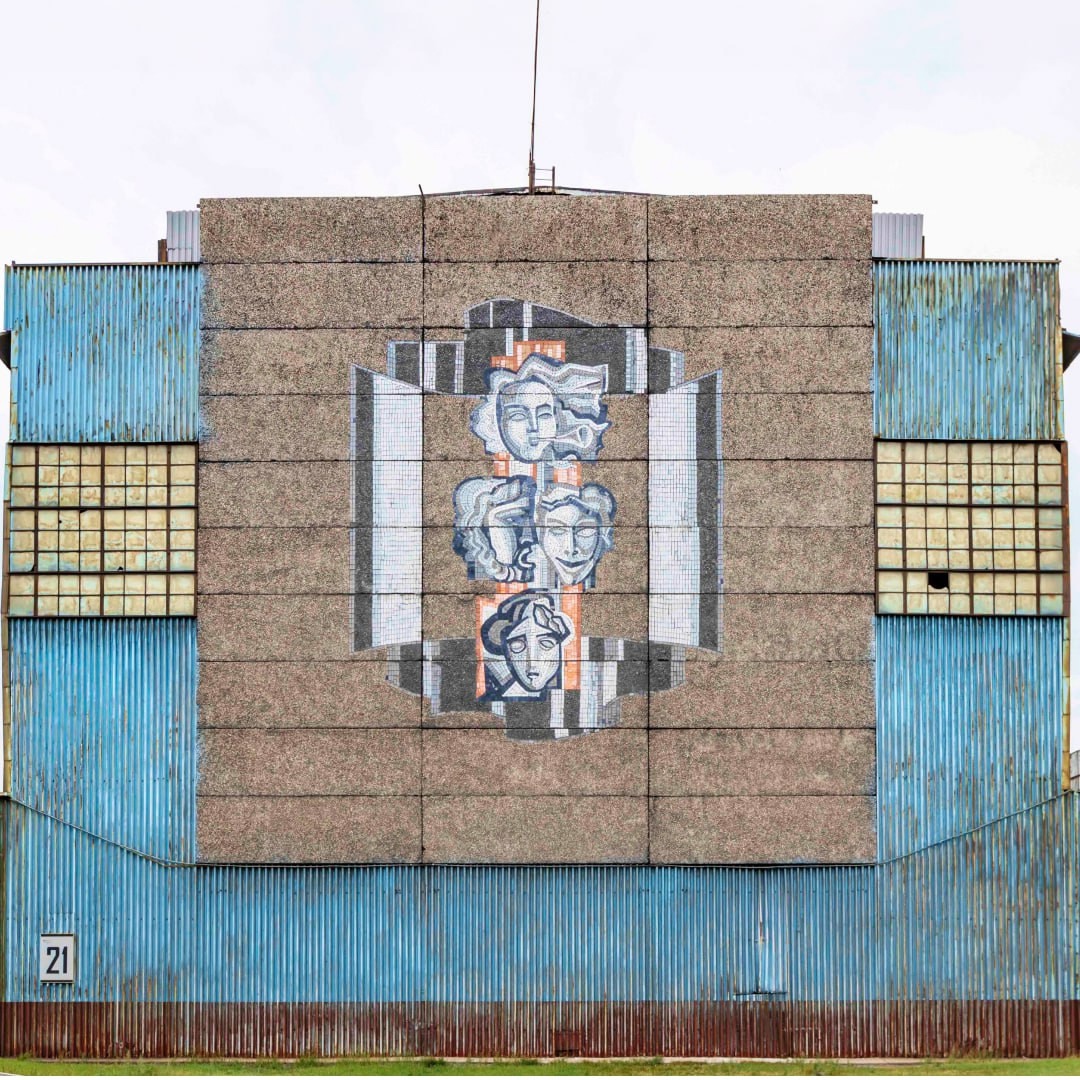 Красочными мозаичными изображениями в СССР украшали не только жилые дома, дворцы культуры, вузы, но и стены заводов