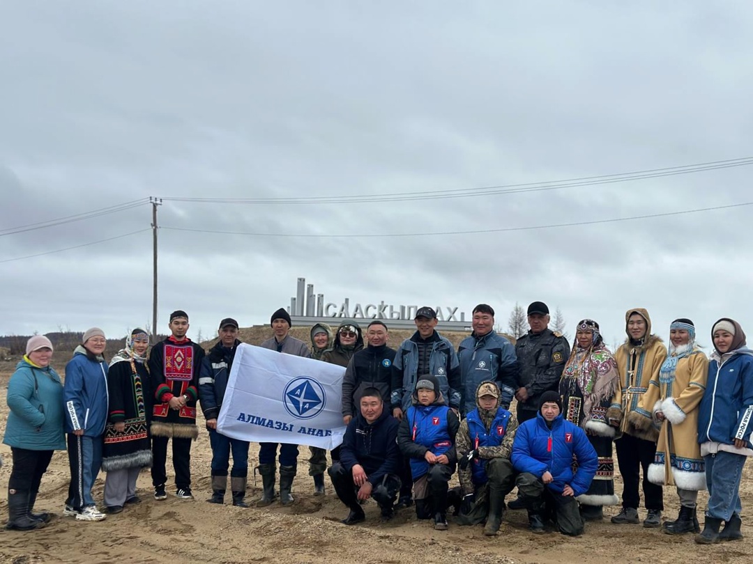 АЛРОСА продолжает сезон зарыбления рек Якутии. Эстафету подхватила компания "Алмазы Анабара", выпустив в реку Анабар почти полтора миллиона личинок чира.