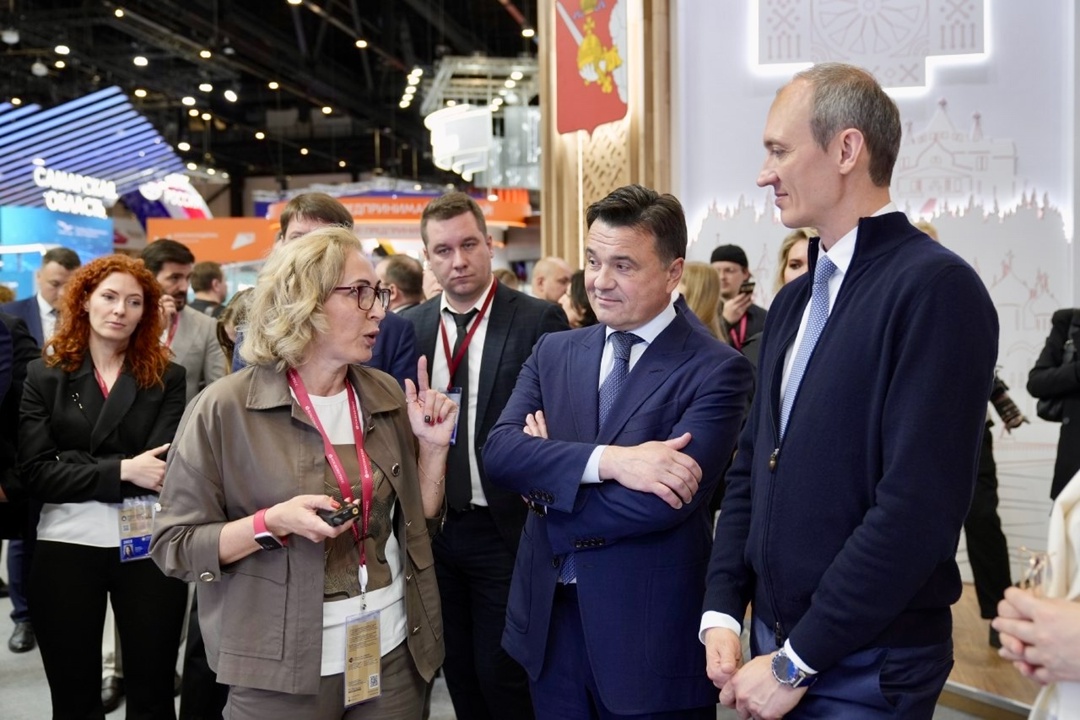 Дмитрий Григоренко осмотрел стенд Московской области на ПМЭФ-2025
