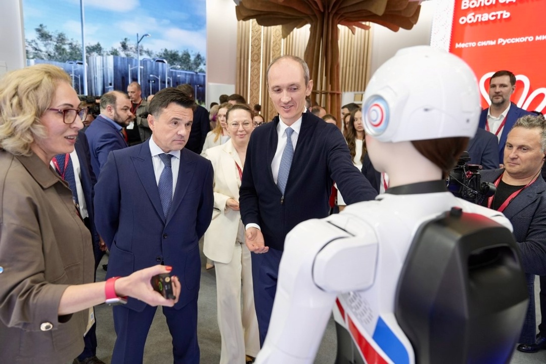 Дмитрий Григоренко осмотрел стенд Московской области на ПМЭФ-2025
