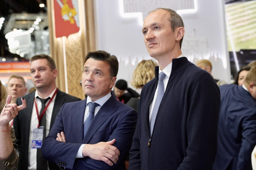 Дмитрий Григоренко осмотрел стенд Московской области на ПМЭФ-2025