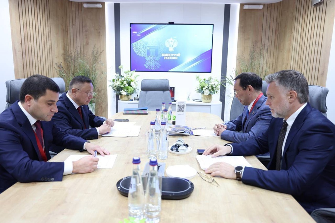На полях ПМЭФ'25 состоялась рабочая встреча Министра строительства и ЖКХ РФ Ирека Файзуллина и Главы Республики Саха (Якутия) Айсена Николаева