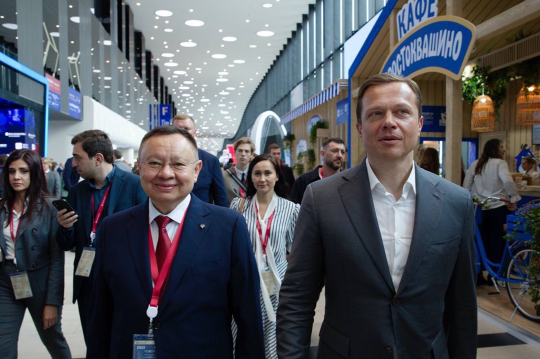 На полях ПМЭФ2025 Глава Минстроя России Ирек Файзуллин поздравил Заместителя Мэра Москвы, Руководитель Департамента транспорта и развития дорожно-транспортной…
