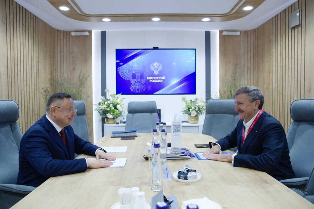 Глава Минстроя России Ирек Файзуллин провел рабочую встречу с генеральным директором ООО «Газпром инвест» Вячеславом Тюриным