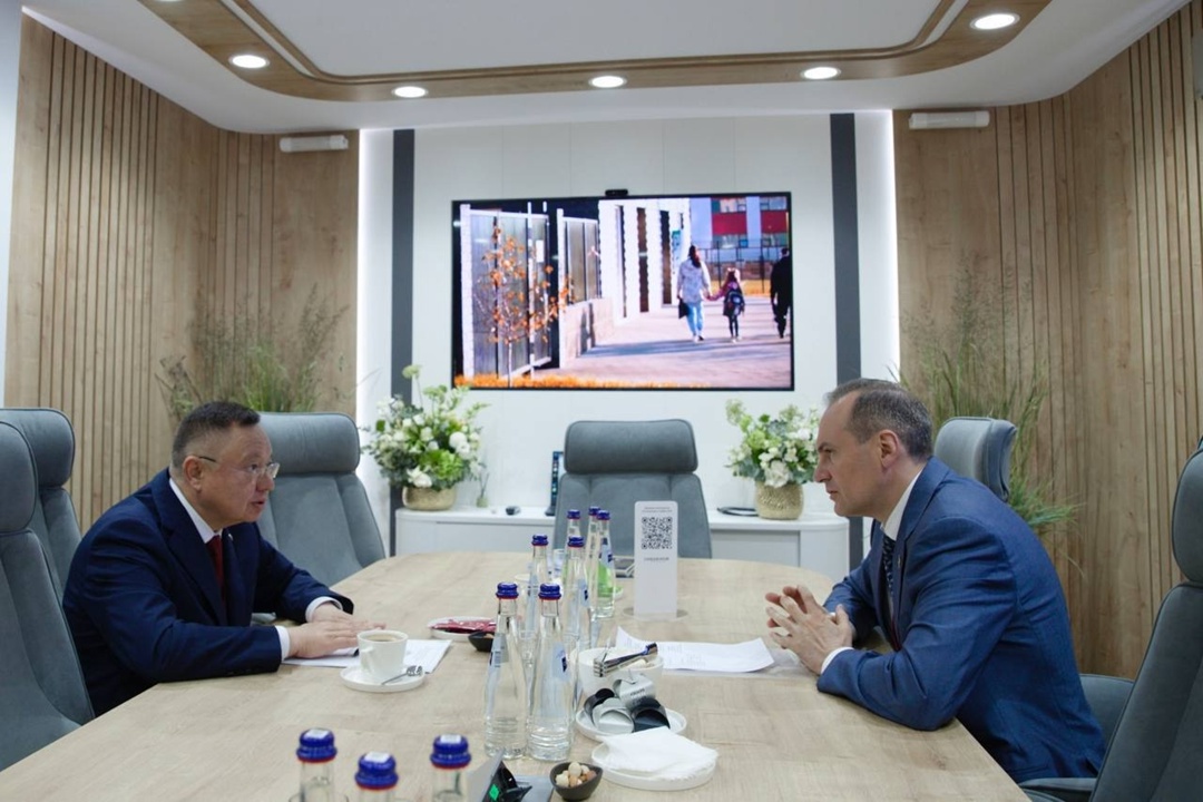 Министр строительства и ЖКХ РФ Ирек Файзуллин в рамках ПМЭФ’2025 провел рабочую встречу с Главой Республики Мордовия Артемом Здуновым