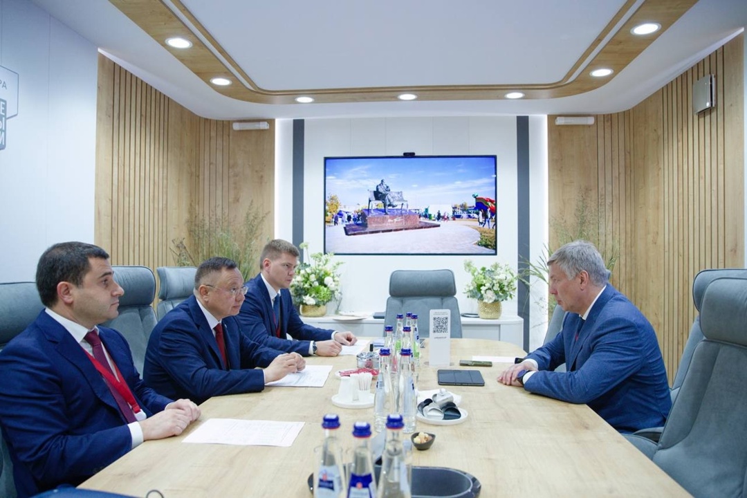 На ПМЭФ'25 состоялась рабочая встреча Министра строительства и ЖКХ РФ Ирека Файзуллина и Губернатора Ульяновской области Алексея Русских