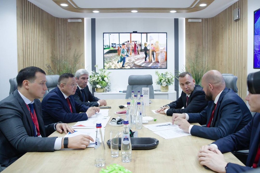 Министр строительства и ЖКХ РФ Ирек Файзуллин и губернатор Курганской области Вадим Шумков обсудили развитие региона на ПМЭФ'25