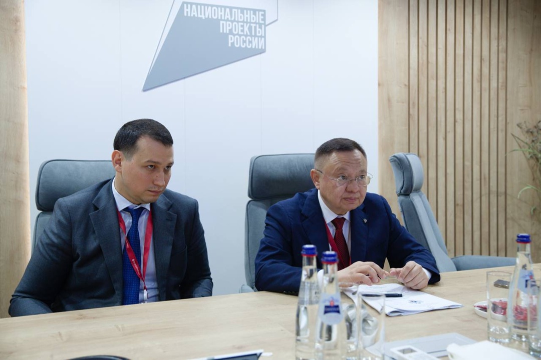 В рамках ПМЭФ- 2025 Министр строительства и ЖКХ РФ Ирек Файзулин провел рабочую встречу с руководителем Ростехнадзора Александром Трембицким