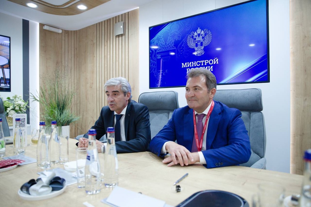 В рамках ПМЭФ- 2025 Министр строительства и ЖКХ РФ Ирек Файзулин провел рабочую встречу с руководителем Ростехнадзора Александром Трембицким