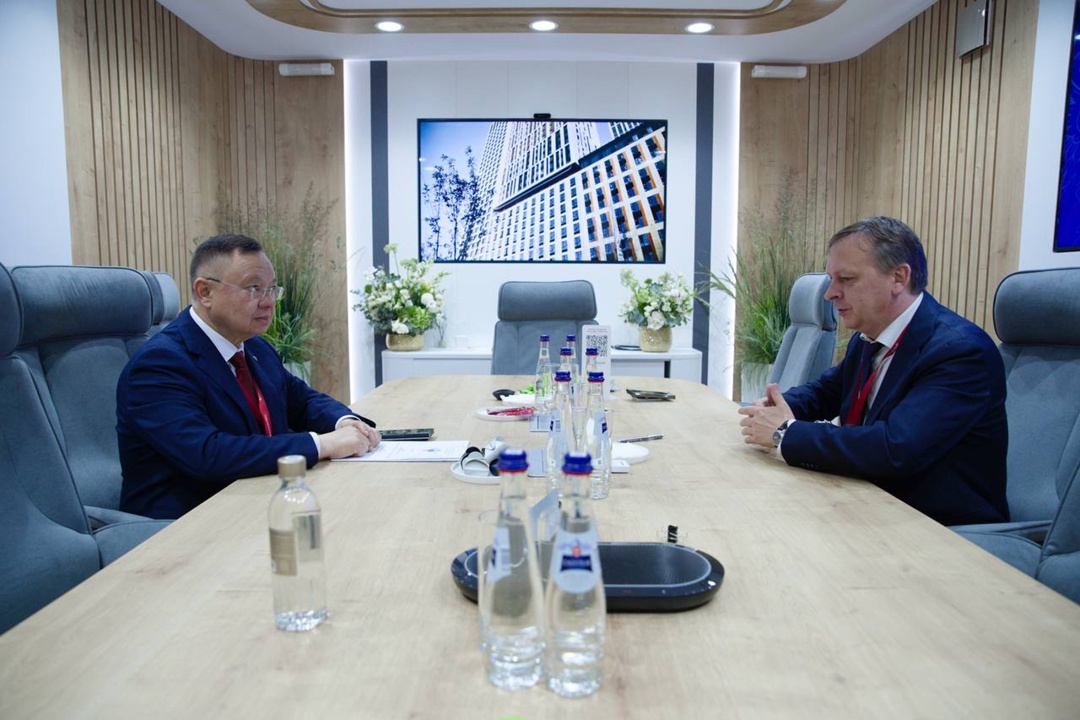 В рамках ПМЭФ- 2025 Министр строительства и ЖКХ РФ Ирек Файзулин провел рабочую встречу с руководителем Ростехнадзора Александром Трембицким