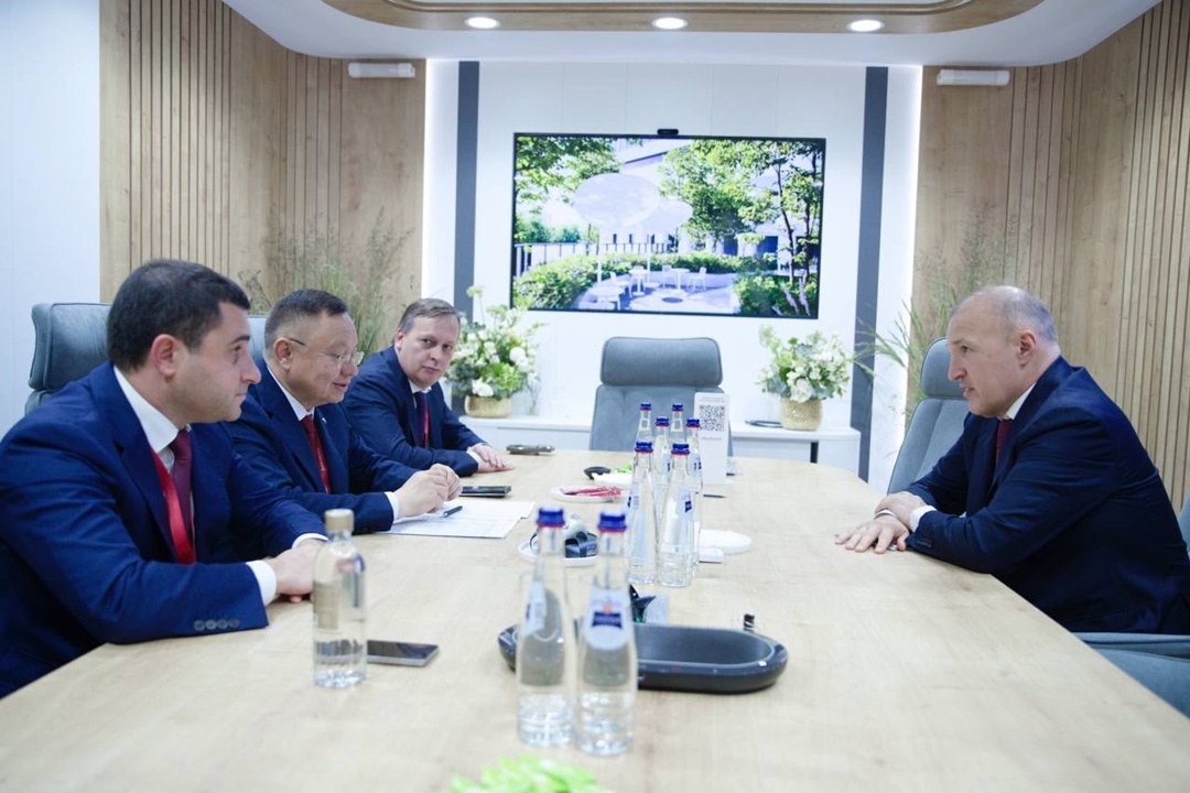 Министр строительства и ЖКХ Ирек Файзуллин и Глава Республики Адыгея Мурат Кумпилов провели рабочую встречу в рамках ПМЭФ'25