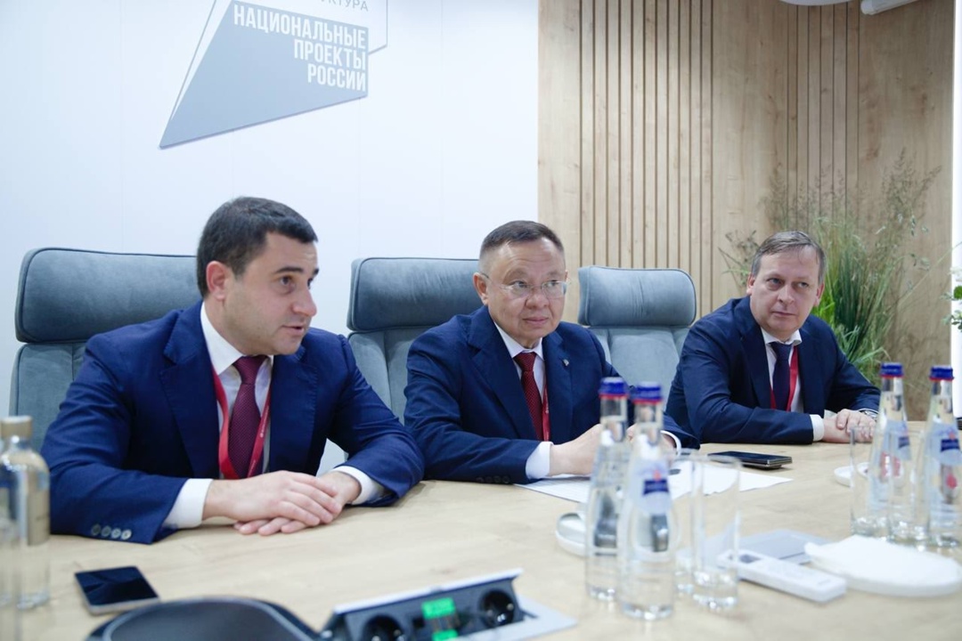 Министр строительства и ЖКХ Ирек Файзуллин и Глава Республики Адыгея Мурат Кумпилов провели рабочую встречу в рамках ПМЭФ'25