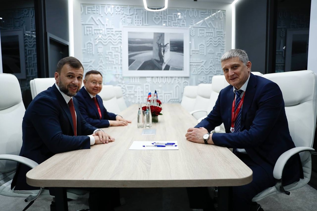 На ПМЭФ'25 прошла рабочая встреча Министра строительства и ЖКХ РФ Ирека Файзуллина с Главой Донецкой Народной Республики Денисом Пушилиным