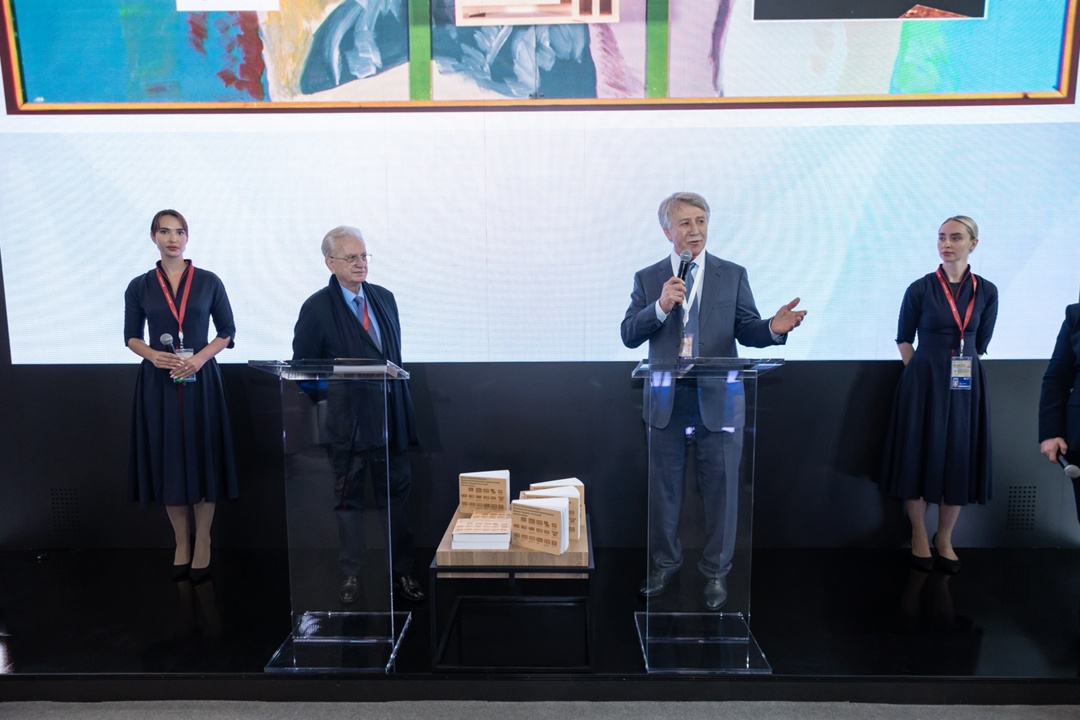 19 июня в рамках ПМЭФ ПАО «НОВАТЭК» и Государственный Эрмитаж представили каталог выставки Ильи и Эмилии Кабаковых «Памятник исчезнувшей цивилизации».