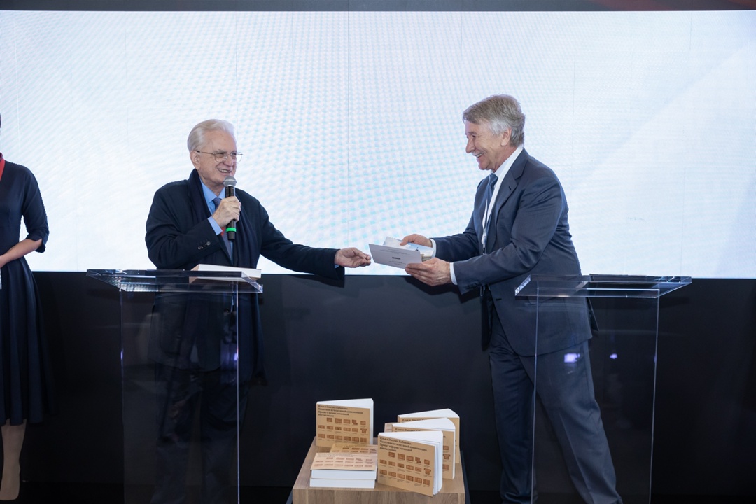 19 июня в рамках ПМЭФ ПАО «НОВАТЭК» и Государственный Эрмитаж представили каталог выставки Ильи и Эмилии Кабаковых «Памятник исчезнувшей цивилизации».